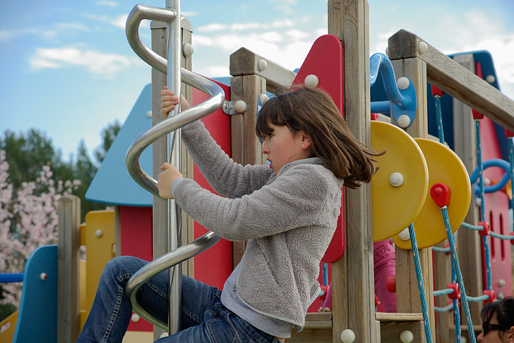 girl-children-s-games-climbing-preview.jpg