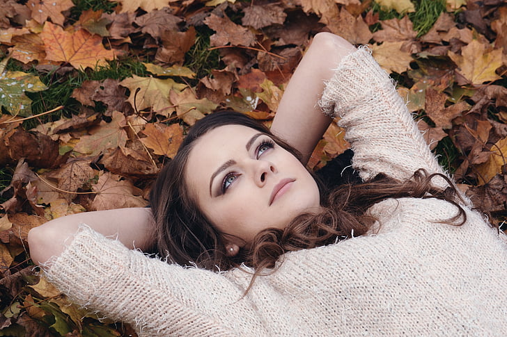 beautiful-girl-in-the-park-lying-on-the-leaves-autumn-portrait-preview.jpg